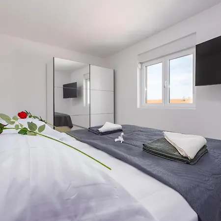 Apartman Gorgeous In With House Sea View