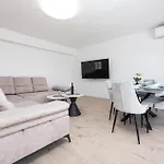 Appartement 2 Bedroom Stunning In *