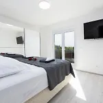 2 Bedroom Stunning In *